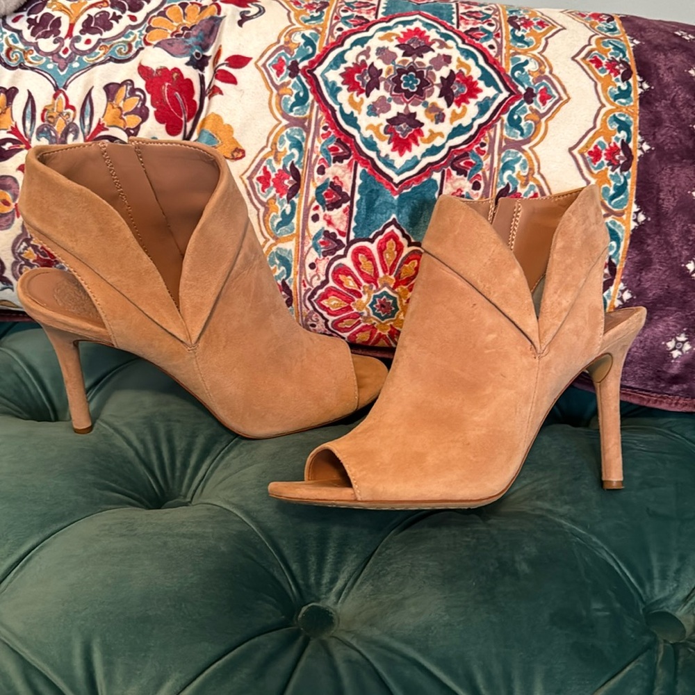 EUC Vince Camuto rose tan open toe booties.